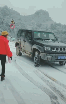 搞笑gif图:听说给陌生妹子剪面条能搭讪上她,找了个面馆试了试