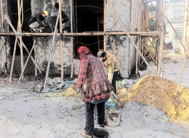 大工 喜欢上 小工 ,油工和瓦工翻脸,有她没我