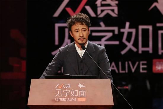 何冰在表情中读了一封信,核弹笑喷,他居然做v表情节目gif网友包图片