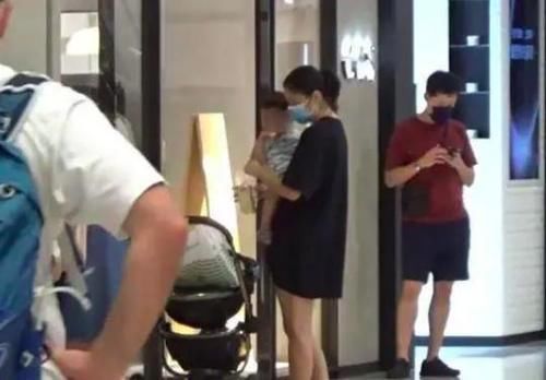黎明前妻乐基儿逛街，抱着娃还得推婴儿车真累！富豪老公也没帮忙