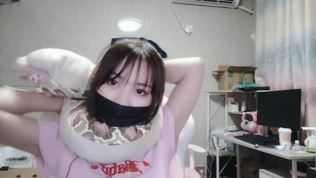 女网红离开滤镜啥颜值?小团团真实,腐团儿精致,看完刘思瑶后,恶心
