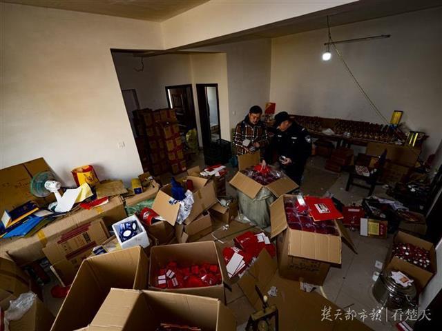 10元一斤的白酒灌装成茅台五粮液 二维码竟显