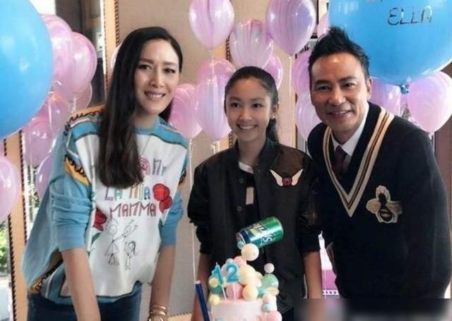 任达华15岁女儿发育过快，身高已超1米8，清纯性感很迷人