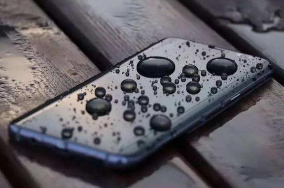 华为P30支持防水但遇水就坏?华为:防水手机进