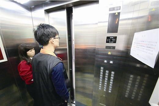 朋友刚搬进1楼新房！入住后物业就让交电梯费！合理么？