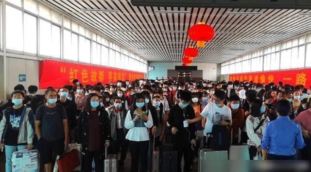 刚参加完国庆晚会，就回到老家干农活，和村民一起下地动作超卖力