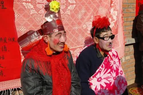 7旬的我进城带孙子，无意中路过商场看见亲家母，我含泪买票回家