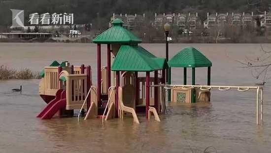 美国暴雨多地被淹 百辆汽车泡水仅剩车顶露头