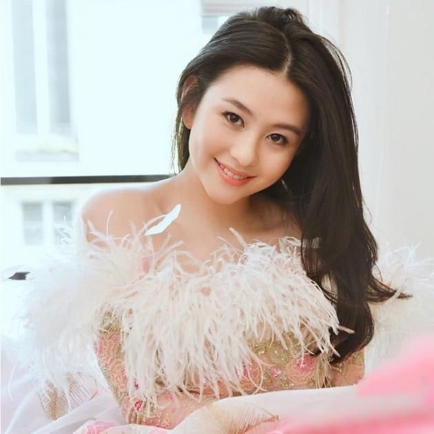 邱淑贞女儿越来越美,晚会造型港味十足,与妈妈如同复制粘贴