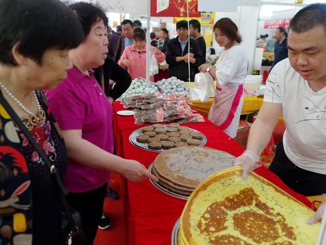 首届蟹岛丝绸服装服饰购物节开幕，春夏换季买起来！