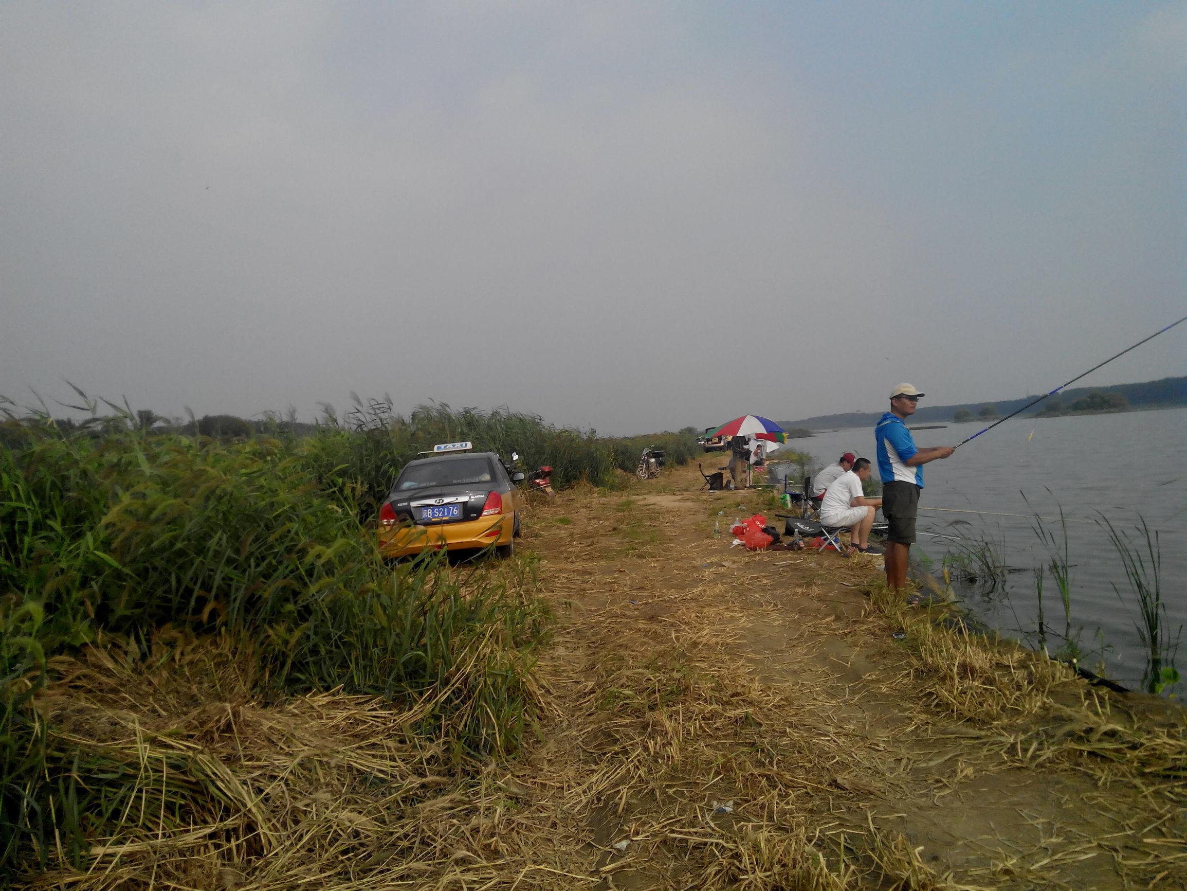 十一期间,北京一家人不爱旅游爱钓鱼,不为赚钱