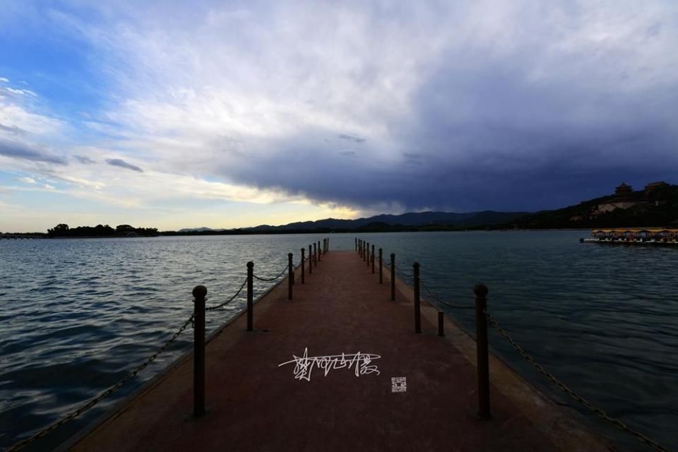 蓝天白云点缀最美北京城，最美落日晚霞映衬颐和园