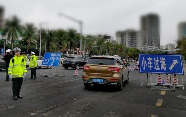 @所有人，今天15:00前不要前往海口过海!滞留车辆过万!这场面……