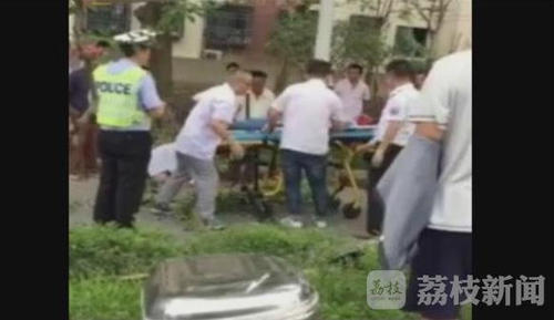 镇江一超高货车带倒电线杆 14岁女孩被砸中不