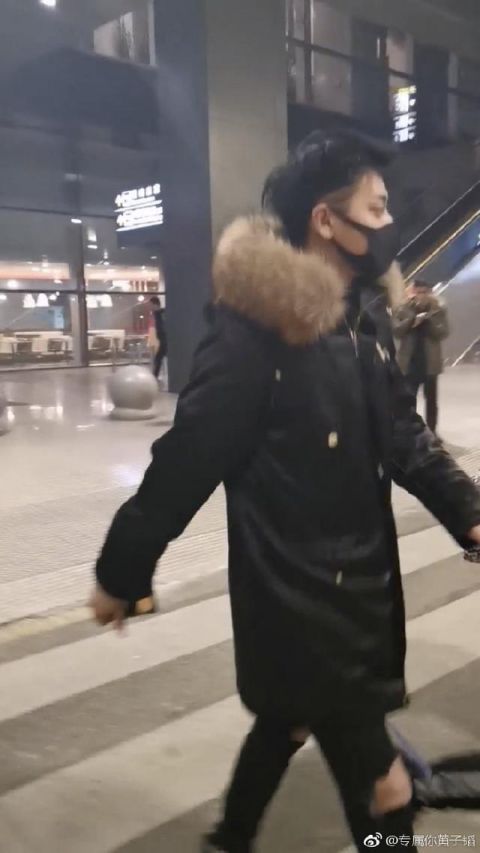 黄子韬神秘行程抵达贵阳 暖男韬主动和海浪打