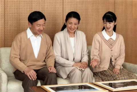 日本天皇即位大典皇后缺席,女大臣却破天荒去