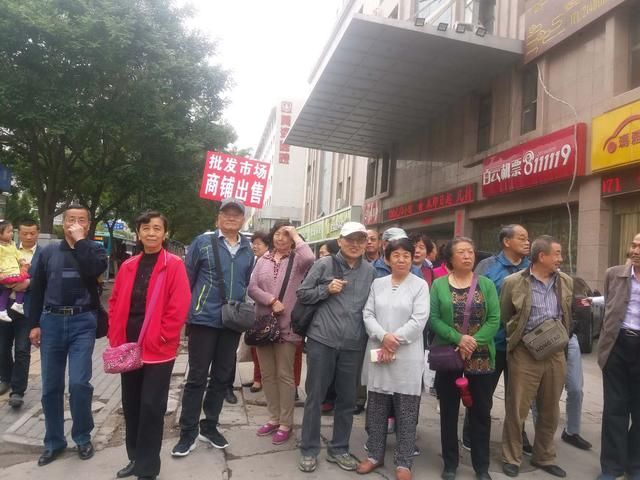 兰州九钢职工在原工会主席的带领下参观兰州新区及国源粮油市场
