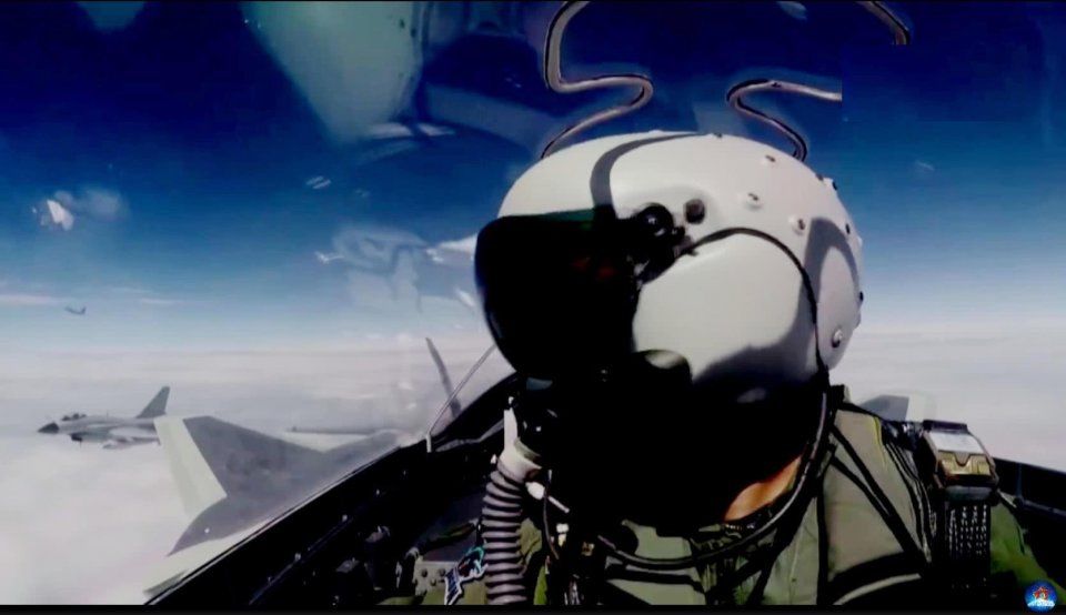 歼20隐身战机又有新改进 一科幻装备另其从容