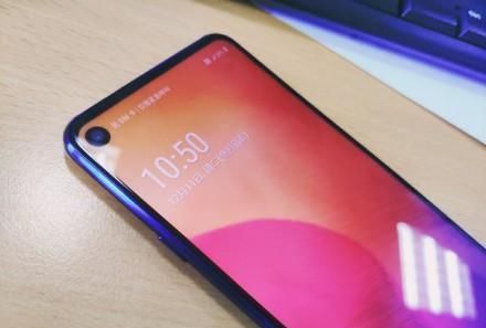 三星Galaxy A8s发布:首发黑瞳全视屏