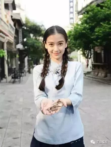 迪丽热巴告诉你,双麻花辫正确的打开方式!时髦