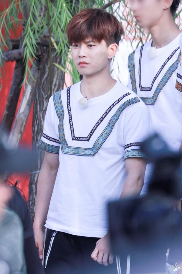 任嘉伦录制《高能少年团》与杨紫同框,变成熊