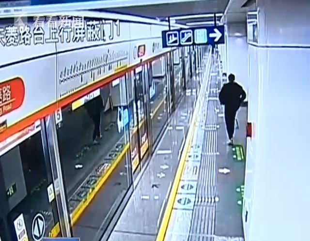 出于好奇 按一下试试 监控拍下男子按响地铁急