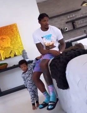 宠娃奶爸！比尔妻子晒比尔带娃玩耍的片段