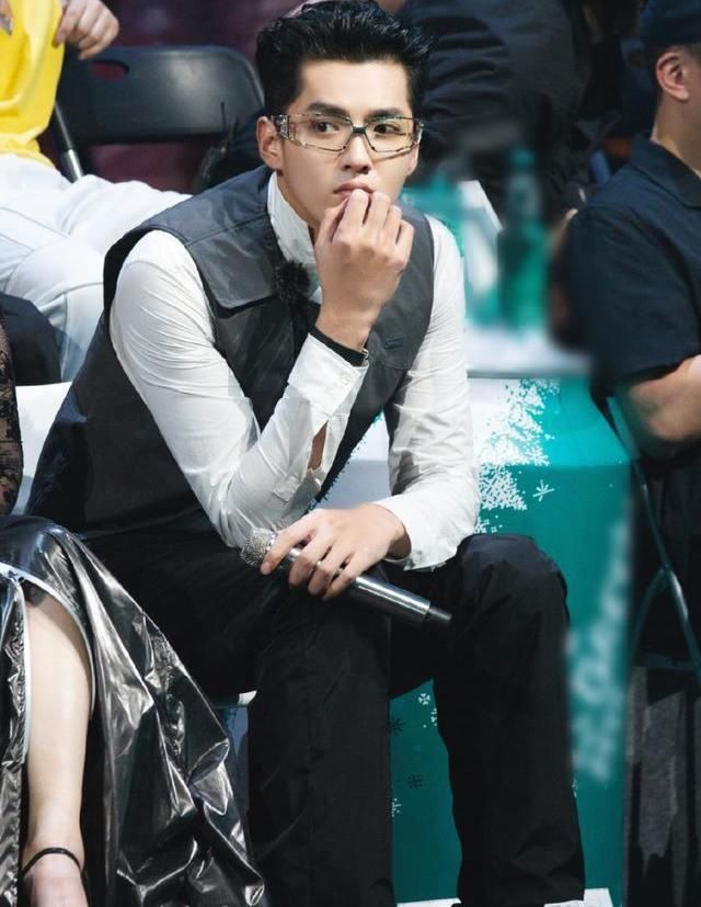 鹿晗帮唱吴亦凡，太期待这次的舞台了！爷青回