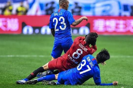 柏佳骏肘击遭申花队内重罚 罚款30万+下放预备