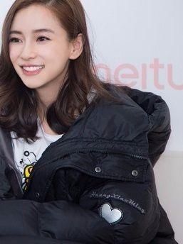 章子怡项链刻女儿名字,杨颖衣服印老公名字,两