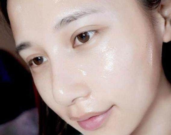 夏天,女人护肤是先用精华液还是乳液?正确的步