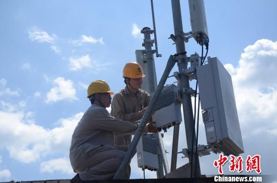 技术人员对220千伏列西变电站5G 共享基站进行调试。三明供电供图
