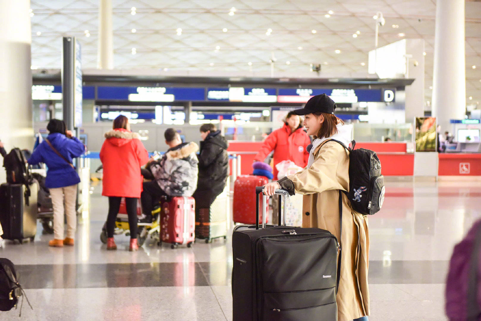 张嘉倪是妻子的浪漫旅行第二季嘉宾,现身机场