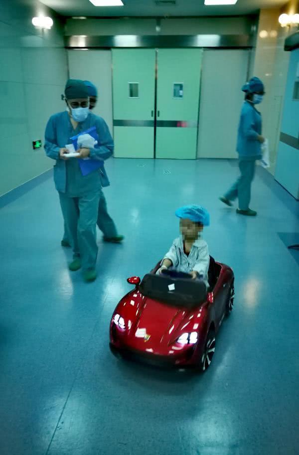 小患者还安排进手术室 宁波医院用上敞篷跑车