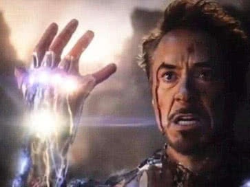 复联4:为何奇异博士对钢铁侠比手势,不是用嘴