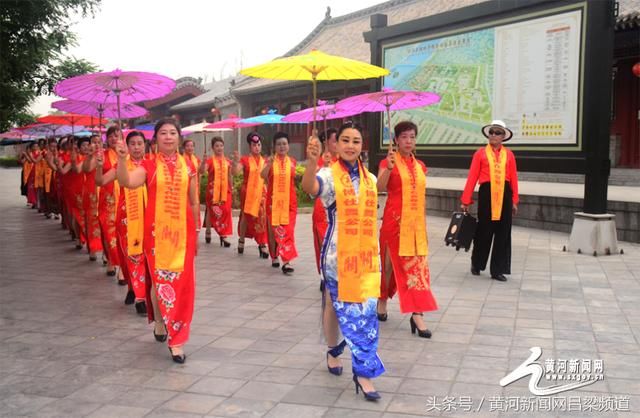 旗袍爱好者洪洞大槐树展示传统文化之美