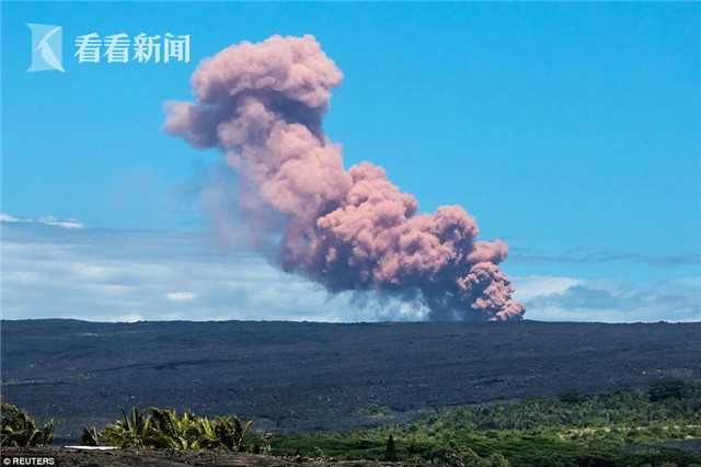 夏威夷火山大爆发 熔岩溅射铺\＂火光地毯\＂