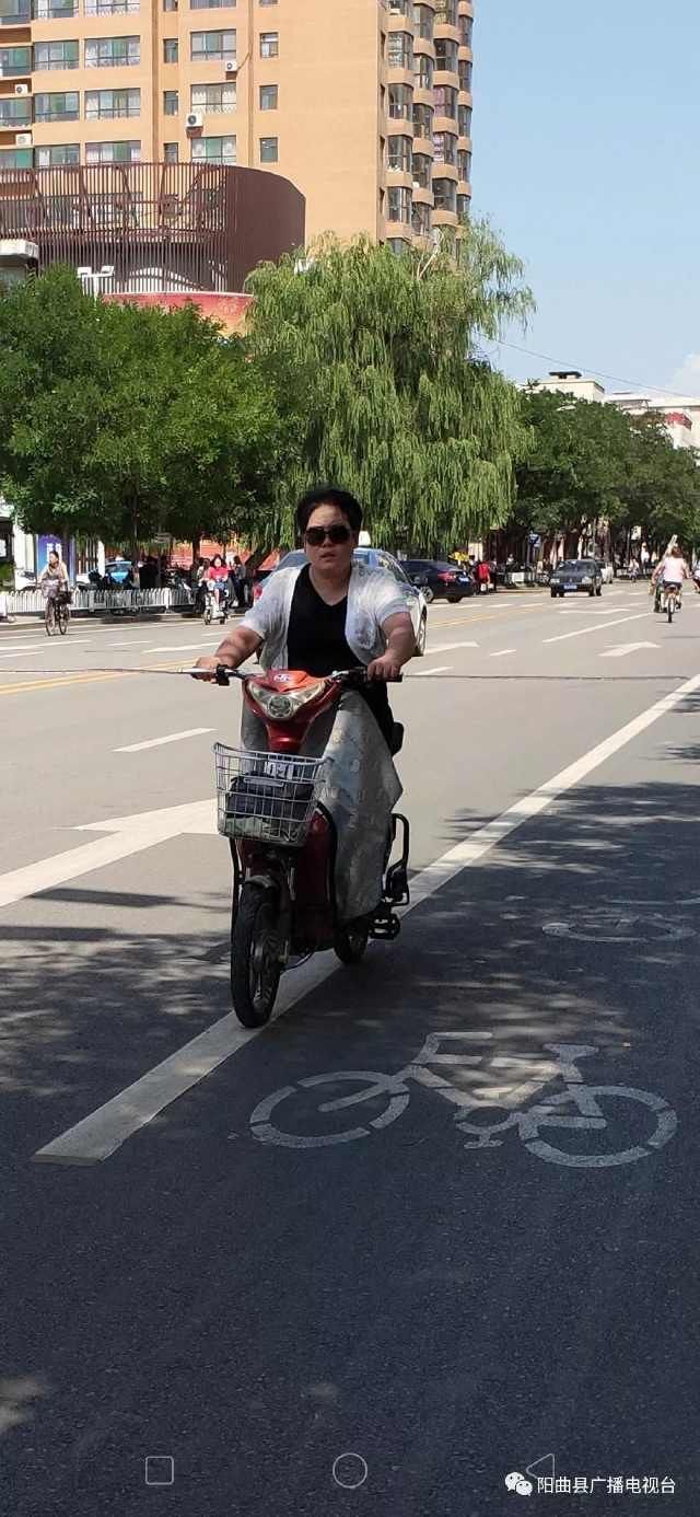 不按规定车道行驶