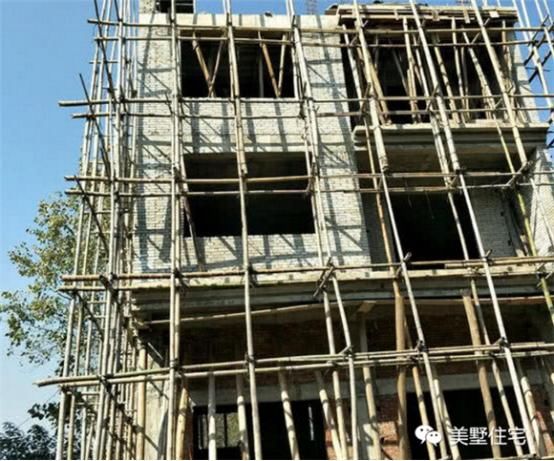 表叔老家建房为省1万块，最后却成了全村人的笑柄