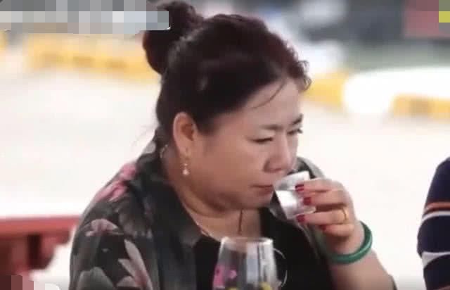 韩国儿媳妇带中国婆婆喝烧酒,问味道,婆婆的回
