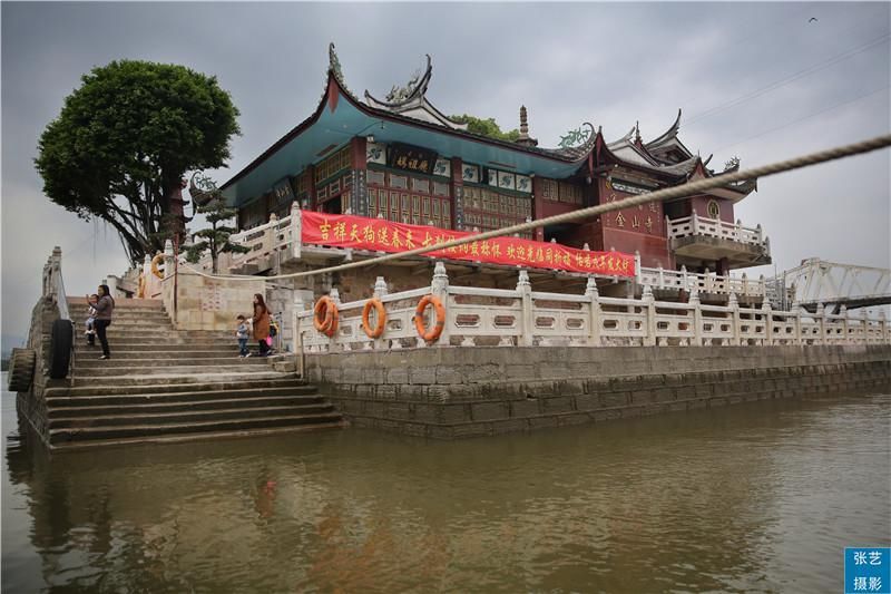 5元钱摆渡船才能到达，中国唯一屹立在江中寺庙