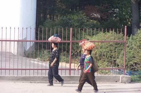 朝鲜妇女的这项技能让中国游客佩服，朝鲜年轻姑娘却觉得土气