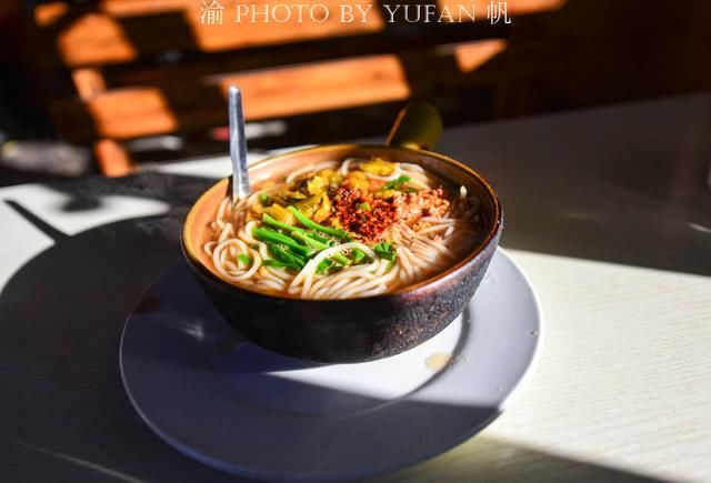 丽江束河古镇15元的早餐，一碗米线一个纳西粑粑，还算合理吧？