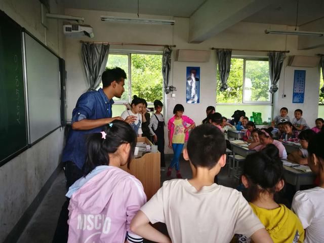 薛镇两门小学校邀请外籍教师来校进行英语教学