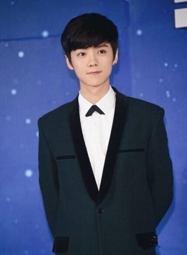 古巨基演唱会坠台掉进窟窿,果然是人帅且敬业