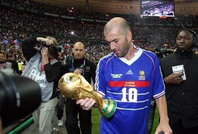 若06年世界杯法国夺冠,齐达内能成为球王吗?能