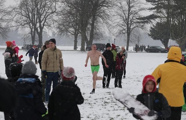 英国遇“超级暴雪” 300人打雪仗嗨翻天