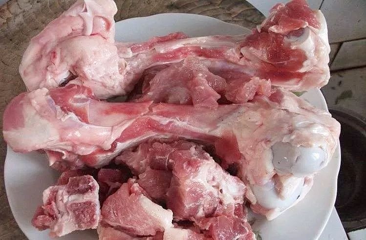 怎么挑选猪肉和骨头 t015bbaad82126ea149.jpg