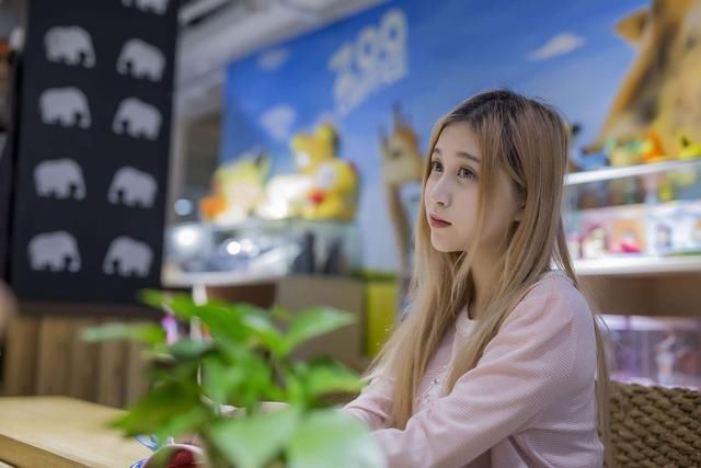 嫌前男友家穷酸分了手，八年后我带女儿去租房，一见房东愣了