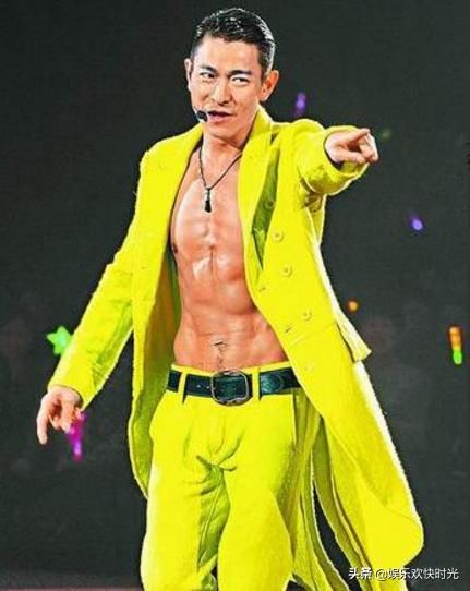 踢足球的男人露腹肌吗,踢足球的男人露腹肌吗图片